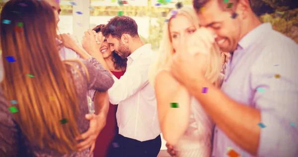 Jonge vrienden dansen — Stockfoto