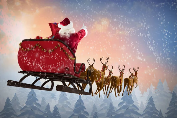 Papai Noel montando no trenó durante o Natal — Fotografia de Stock