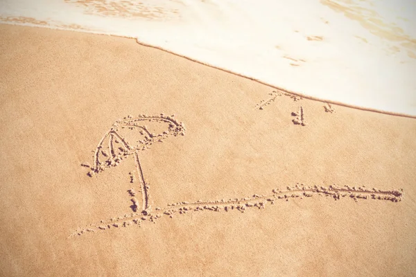 Parapluie et soleil dessinés sur sable — Photo