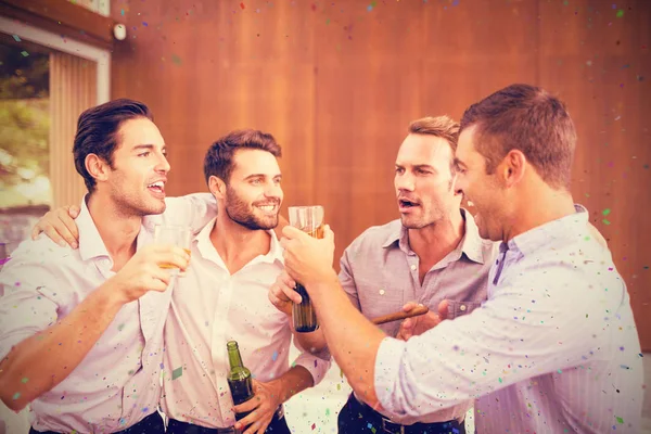 Skupina mladých mužů s nápoji — Stock fotografie