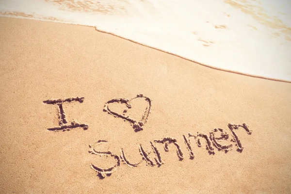 Jag älskar sommaren skriven på sand — Stockfoto