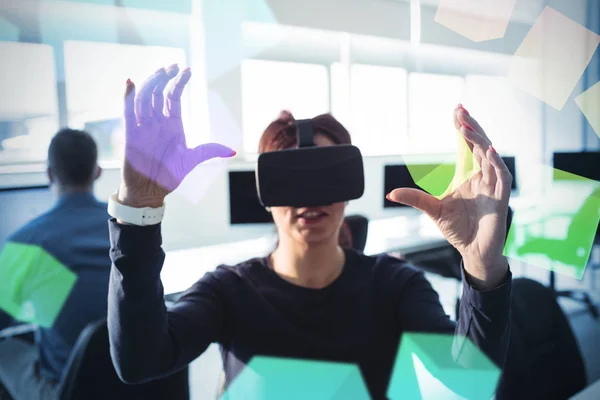 Mujer de negocios con simulador de realidad virtual —  Fotos de Stock