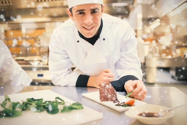 Chef colocando hortelã com sua sobremesa — Fotografia de Stock