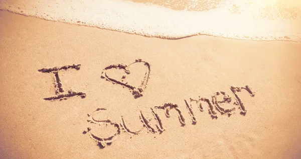 Me encanta el verano escrito en la arena — Foto de Stock
