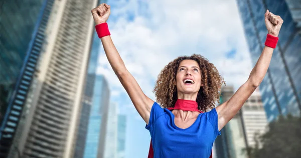 Mujer fingiendo ser superhéroe — Foto de Stock