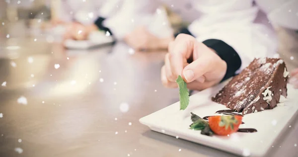 Chokladkaka att vara garnerad — Stockfoto