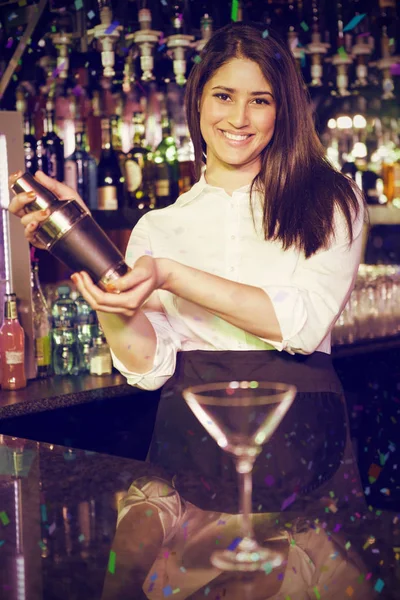 Barista miscelazione cocktail drink — Foto Stock