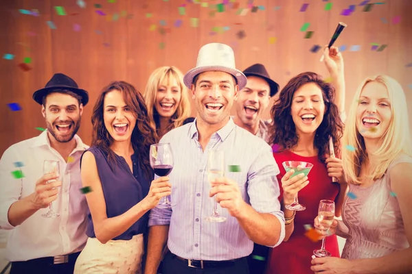 Vrienden plezier terwijl je met dranken — Stockfoto