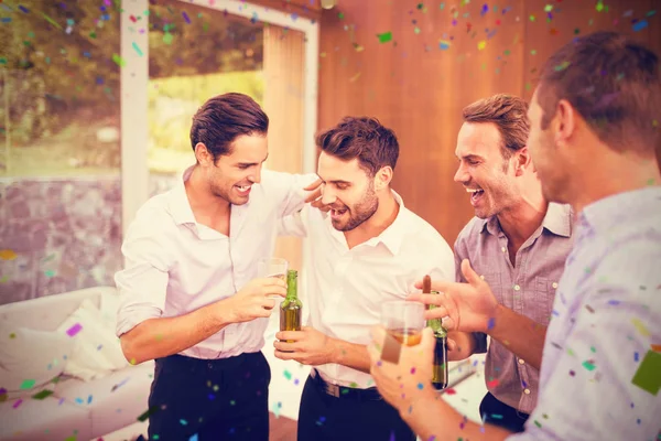 Mannen die van dranken — Stockfoto