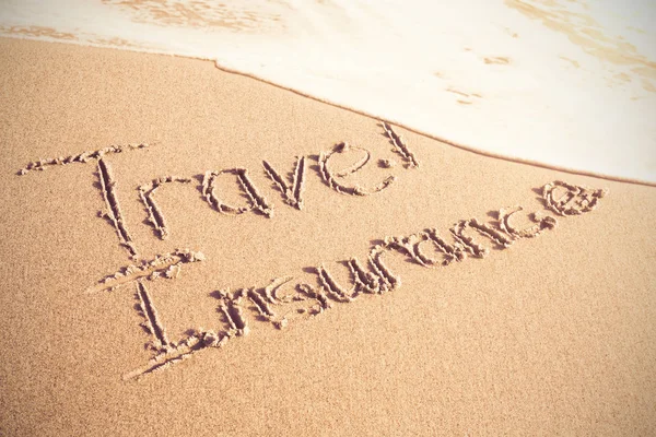 Seguro de viagem texto escrito na areia — Fotografia de Stock