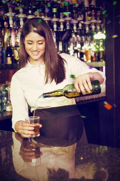 Joli barman versant du whisky dans du verre — Photo