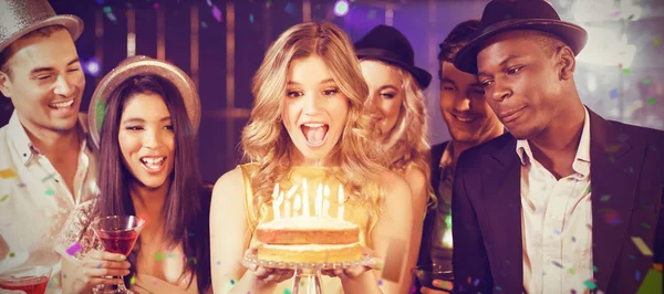 Glückliche Freunde feiern Geburtstag mit Kuchen — Stockfoto