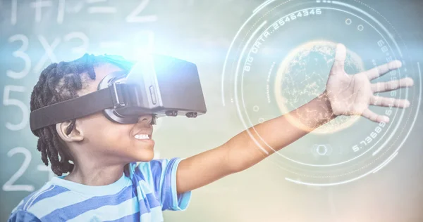 Niño en gafas de realidad virtual en el aula —  Fotos de Stock