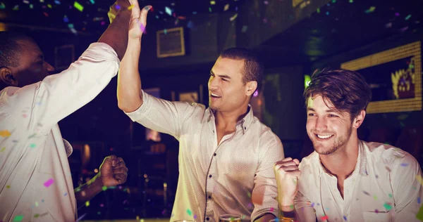 Män festande med glas öl — Stockfoto