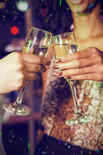 Kvinnor grillas champagneglas — Stockfoto
