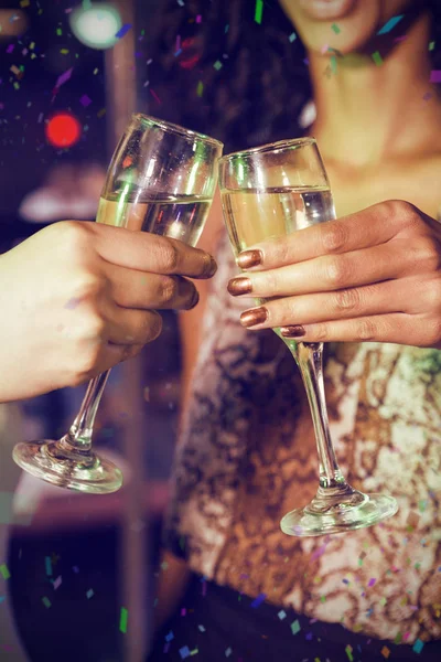 Femmes griller des verres à champagne — Photo