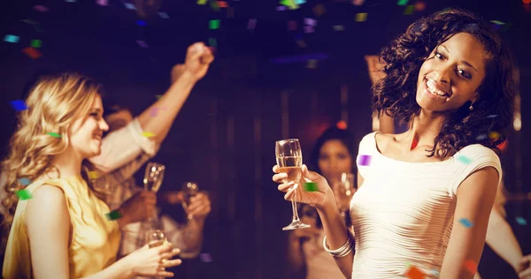 Happy vrienden houden champagne fluit — Stockfoto