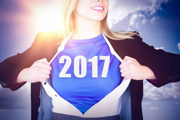 Camisa de apertura mujer de negocios en estilo superhéroe —  Fotos de Stock