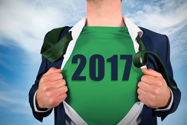 Camisa de apertura hombre de negocios en estilo superhéroe — Foto de Stock