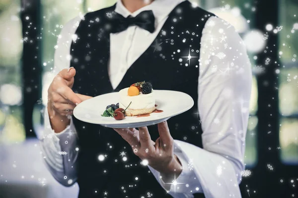 Waitress holding plate with dessert — Stock Photo, Image