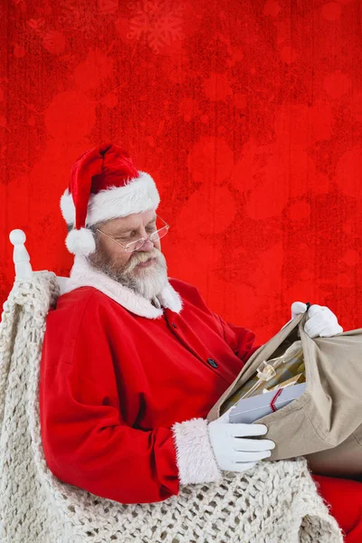 Santa claus kijken geschenken — Stockfoto