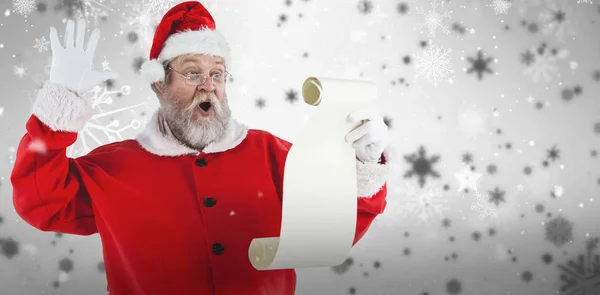 Papai Noel surpreso leitura pergaminho — Fotografia de Stock