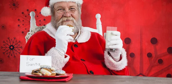 Santa claus holding glas melk — Stockfoto