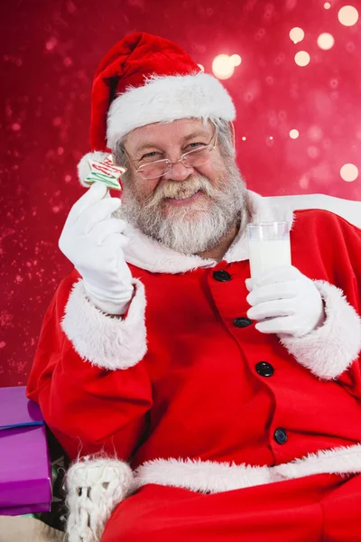 Weihnachtsmann mit sternförmigem Keks — Stockfoto