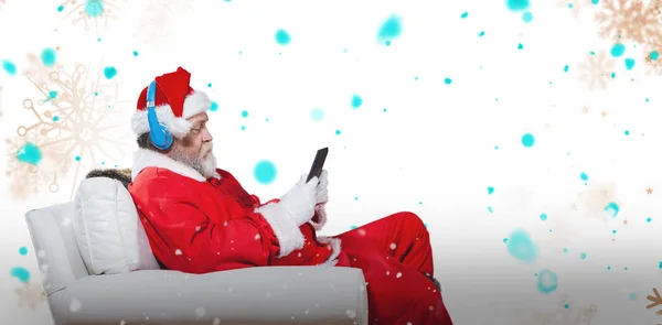 Santa claus lecture sur tablette numérique — Photo