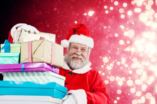 Santa claus håller jul presenterar — Stockfoto