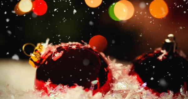 Рождественские безделушки на снегу — стоковое фото