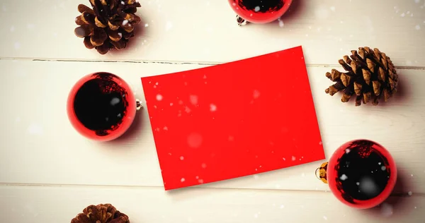 Kırmızı Noel biblo karşı düşen kar — Stok fotoğraf