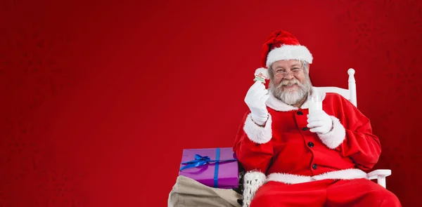 Santa claus holding melk en cookie — Stockfoto