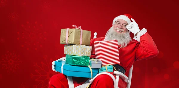 Papai Noel segurando chritmas presentes — Fotografia de Stock