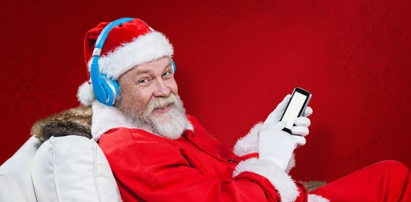 Jultomten med hörlurar — Stockfoto