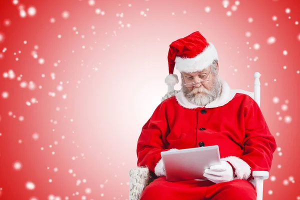 Santa oglądania filmu na cyfrowej tabletu — Zdjęcie stockowe