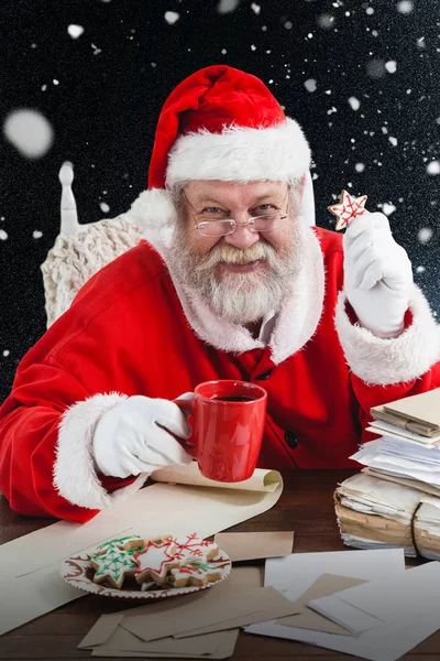 Санта Клаус тримає кавовий кухоль — стокове фото