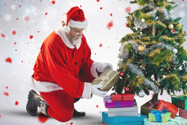 Weihnachtsmann arrangiert Geschenke — Stockfoto