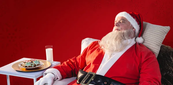 Weihnachtsmann entspannt sich auf Sofa — Stockfoto