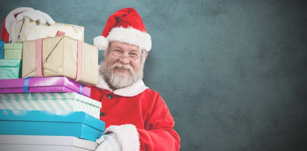 Santa claus drží vánoční dárky — Stock fotografie