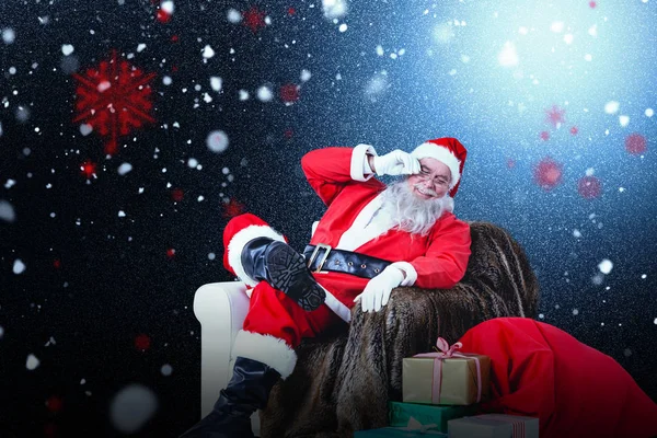 Papai Noel sentado no sofá — Fotografia de Stock