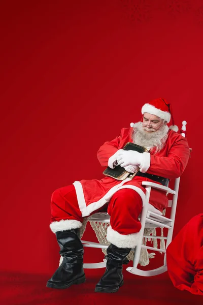 Santa Claus sosteniendo la biblia — Foto de Stock