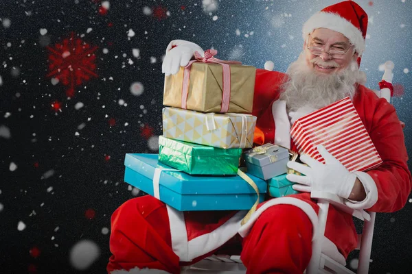 Santa claus drží vánoční dárky — Stock fotografie