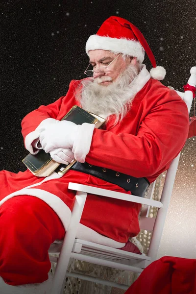 Weihnachtsmann im Besitz der Bibel — Stockfoto