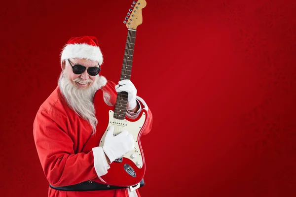 Glad jultomte spela gitarr — Stockfoto