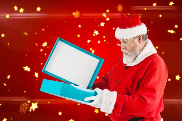 Weihnachtsmann öffnet Geschenkbox — Stockfoto