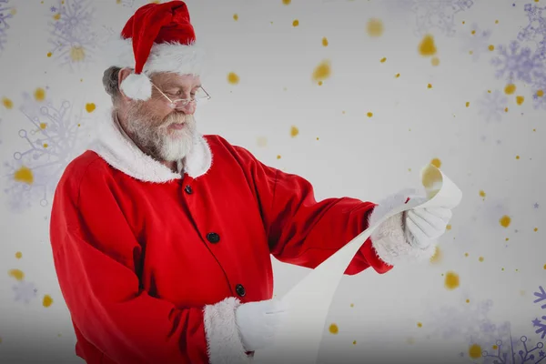 Papai Noel sorrindo e lendo pergaminho — Fotografia de Stock