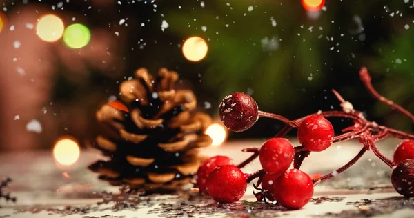 Ornamenti natalizi su tavola di legno — Foto Stock