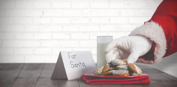 Santa claus tomando galletas — Foto de Stock