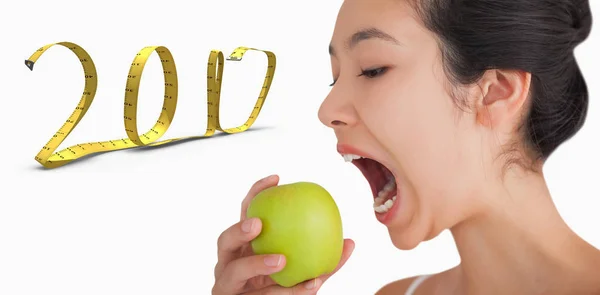 Frau beißt in Apfel — Stockfoto